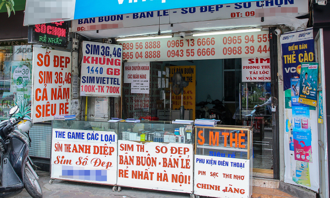 Một Cửa Hàng Bán Sim Tại Hà Nội. Ảnh: Lưu Quý